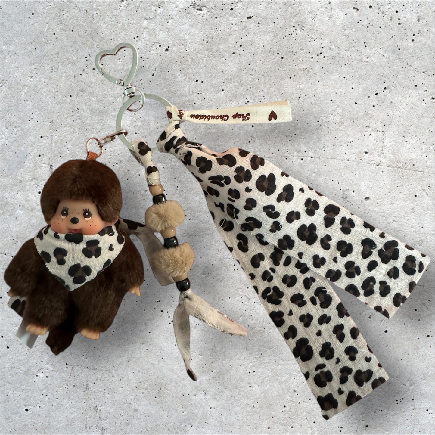 Grigri Monchhichi / Kiki – Léopard Gaze de Coton | Mousqueton cœur