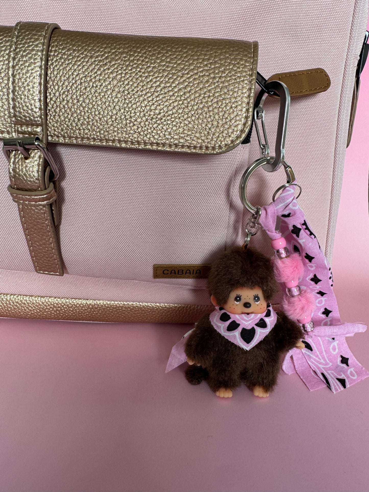 Grigri Monchhichi / Kiki – Bandana rose | Édition Trop Choubidou