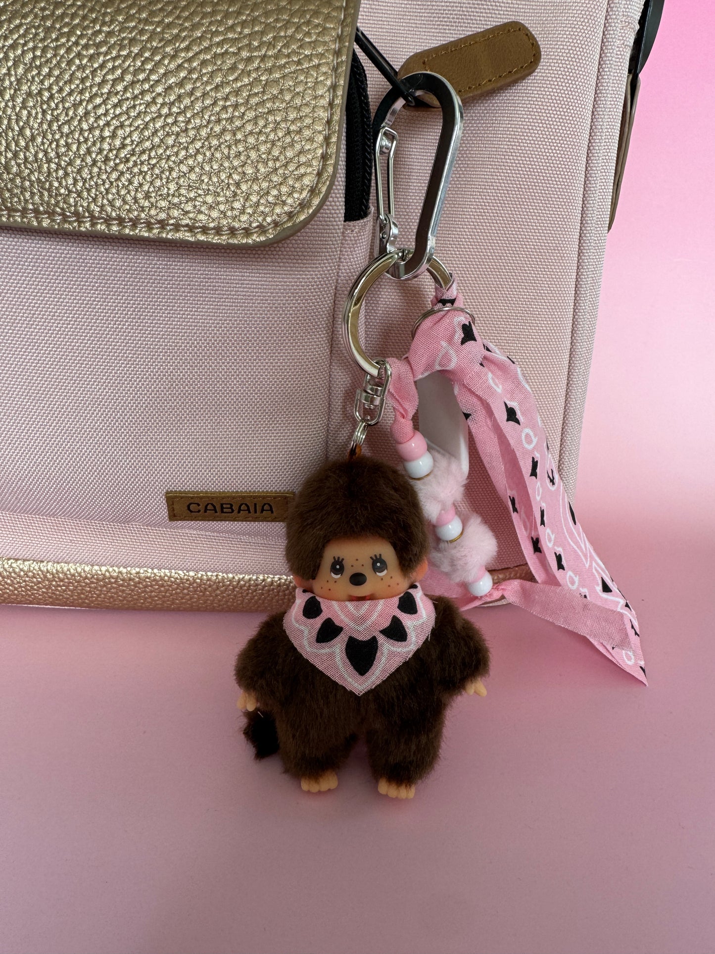 Grigri Monchhichi / Kiki – Bandana rose | Édition Trop Choubidou