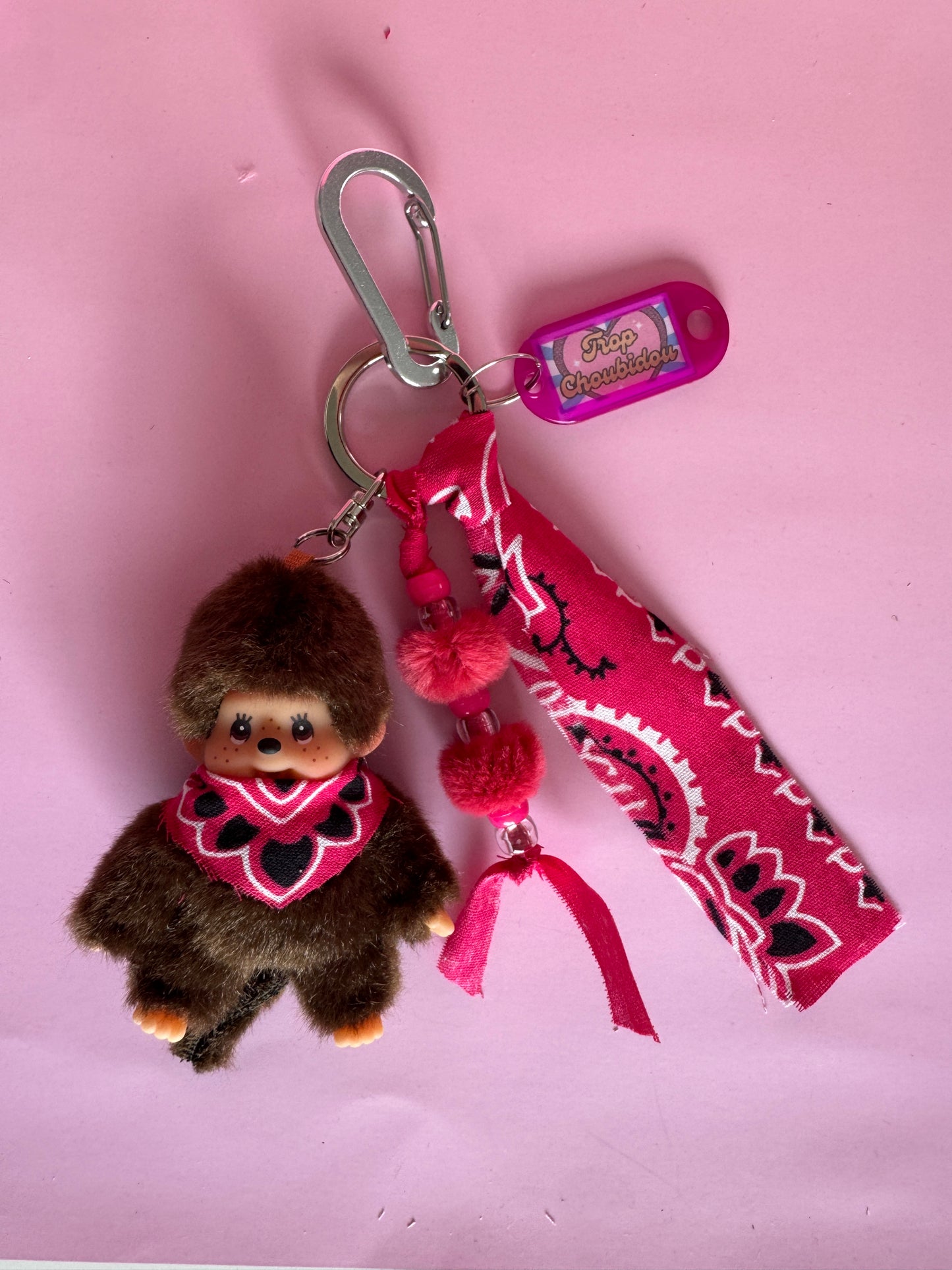 Grigri Monchhichi / Kiki – Bandana rose | Édition Trop Choubidou