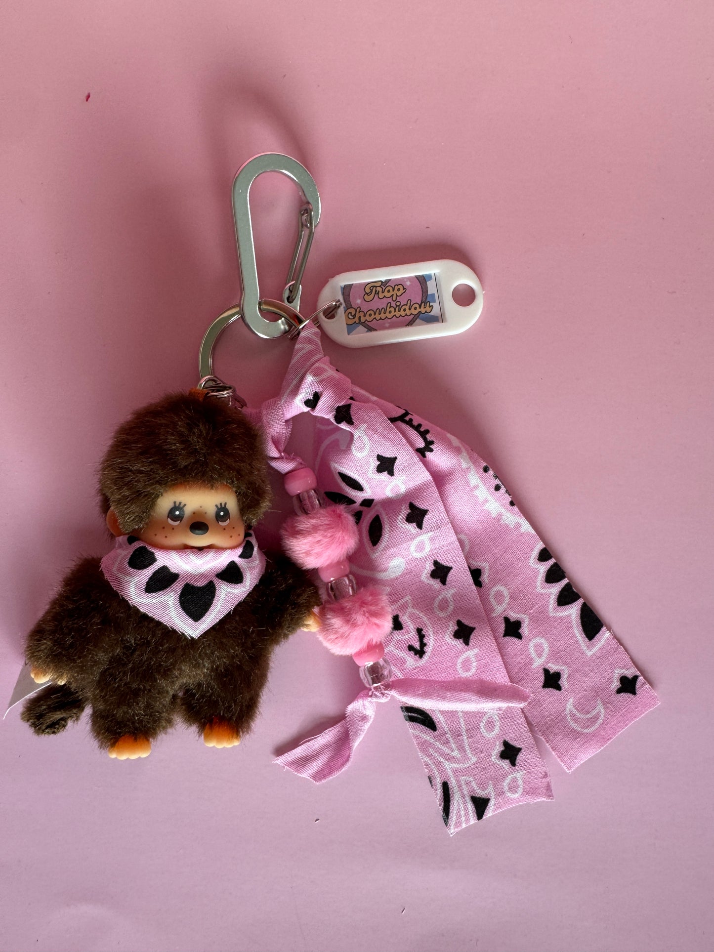 Grigri Monchhichi / Kiki – Bandana rose | Édition Trop Choubidou