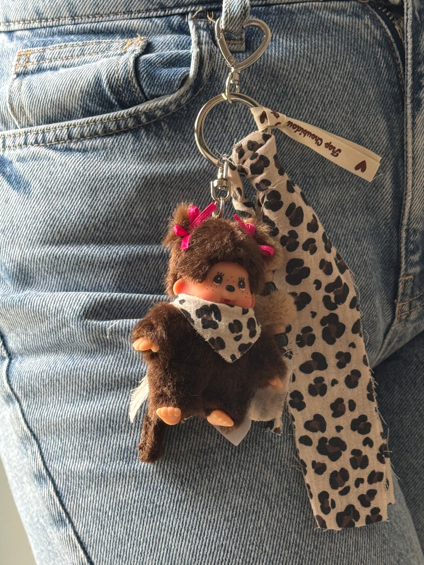 Grigri Monchhichi / Kiki – Léopard Gaze de Coton | Mousqueton cœur