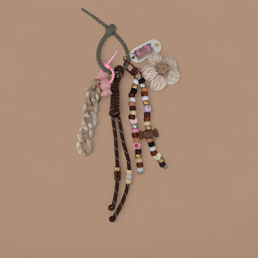 Grigri Trop Choubidou – Fleur en crochet & perles – Tons marron